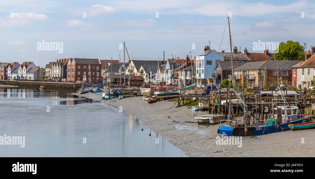 WIVENHOE PRÈS DE COLCHESTER DANS L'ESSEX. Le joli front de mer avec des bateaux amarrés Banque D'Images