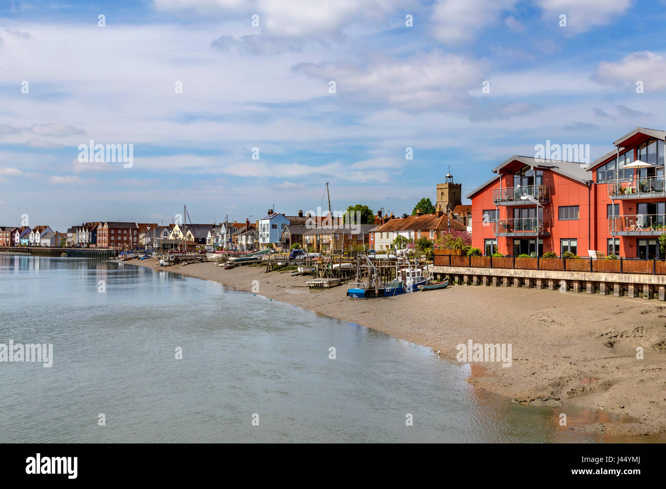WIVENHOE PRÈS DE COLCHESTER DANS L'ESSEX. Le joli front de mer avec des bateaux amarrés Banque D'Images