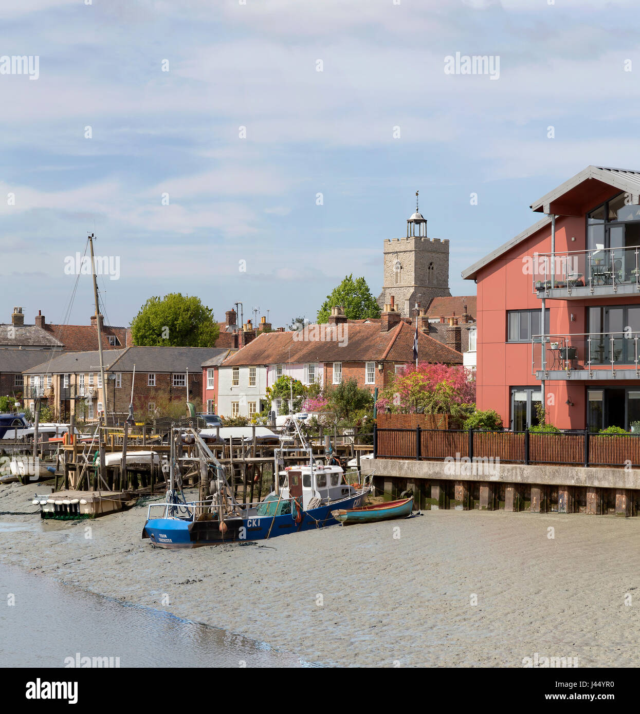 WIVENHOE PRÈS DE COLCHESTER DANS L'ESSEX. Le joli front de mer avec des bateaux amarrés Banque D'Images