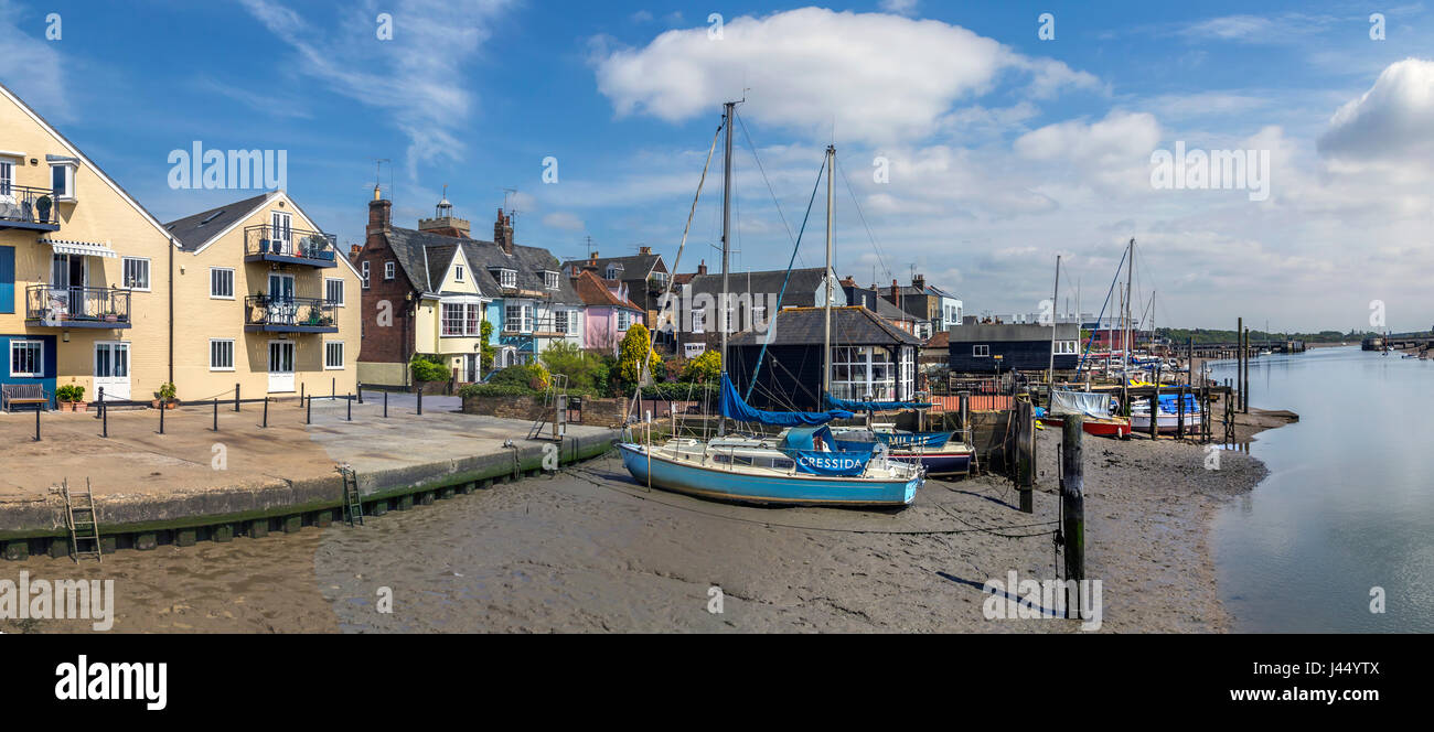 WIVENHOE PRÈS DE COLCHESTER DANS L'ESSEX. Le joli front de mer avec des bateaux amarrés Banque D'Images