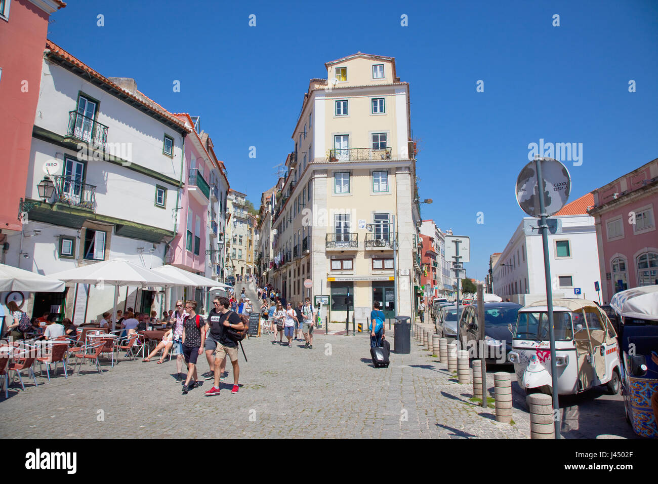 Le Portugal, l'Estredmadura, Lisbonne, Alfama, les touristes devant les cafés en plein air. Banque D'Images