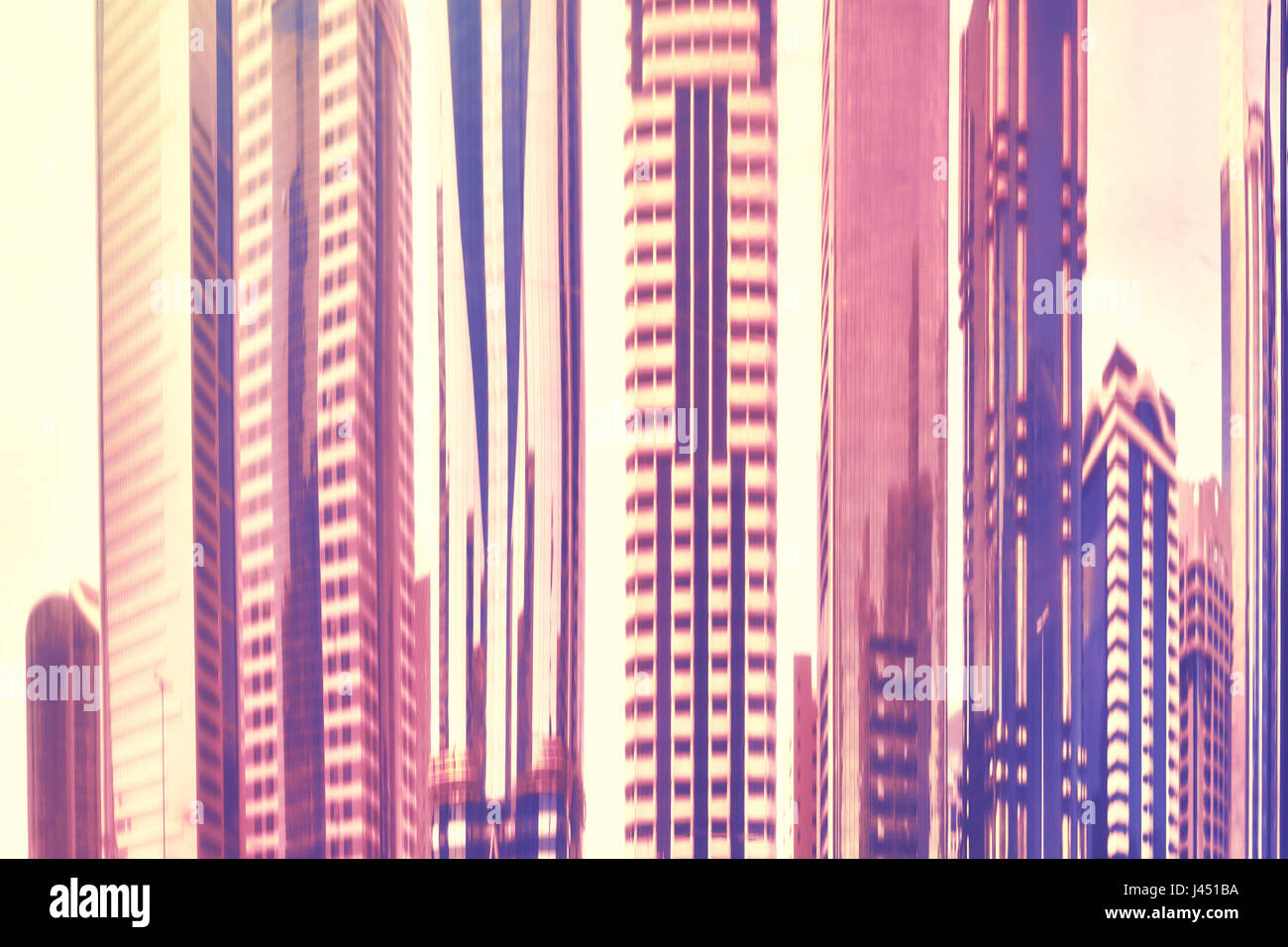 Les bâtiments modernes et déformée vue floue reflète dans une surface cylindrique, résumé fond architectural. Banque D'Images