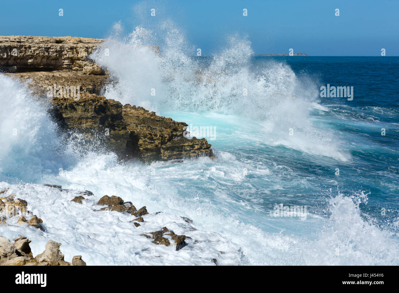 Antigua, Océan Atlantique littoral rocheux avec vagues blanc Banque D'Images