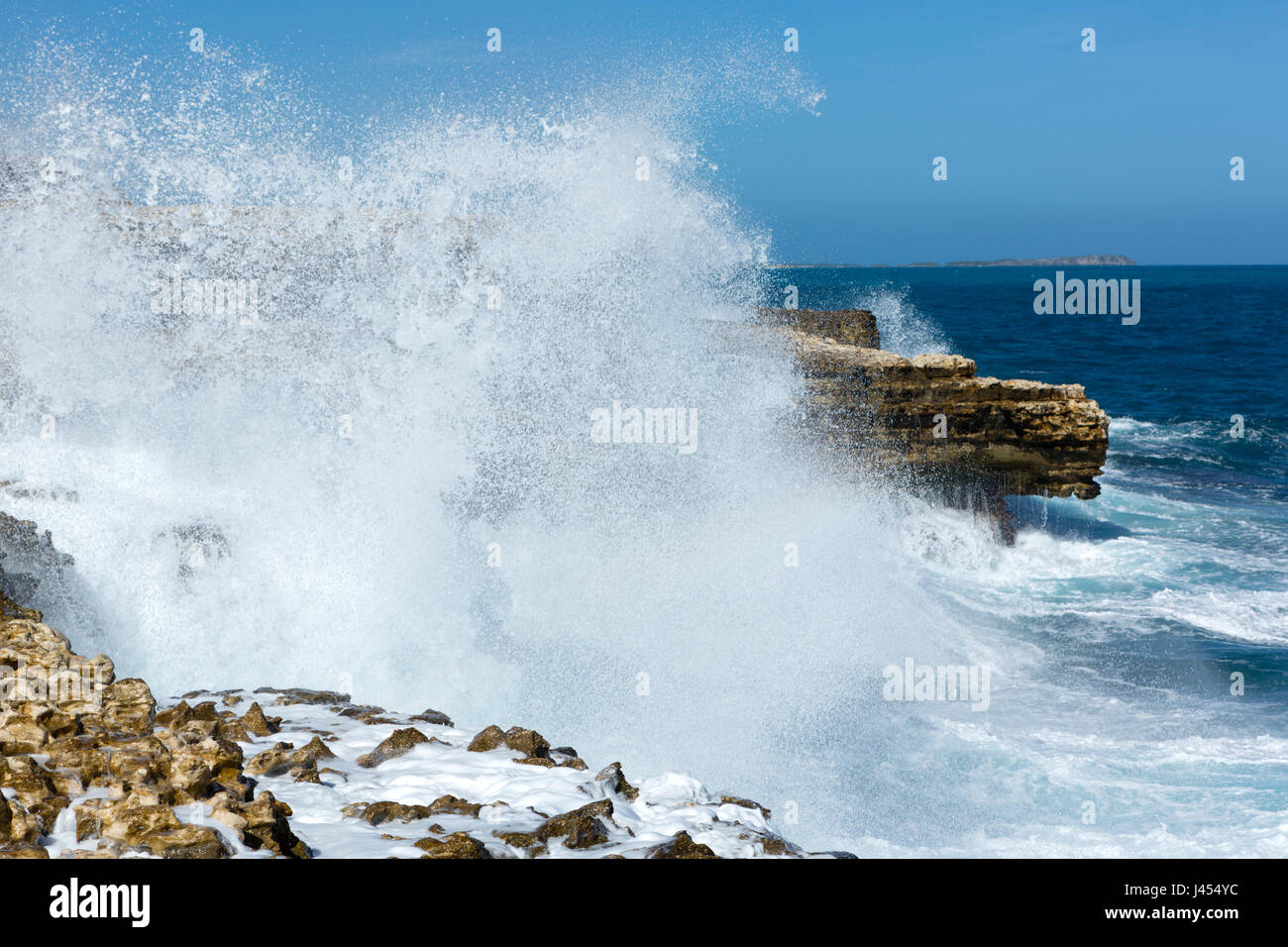 Antigua, Océan Atlantique littoral rocheux avec vagues blanc Banque D'Images