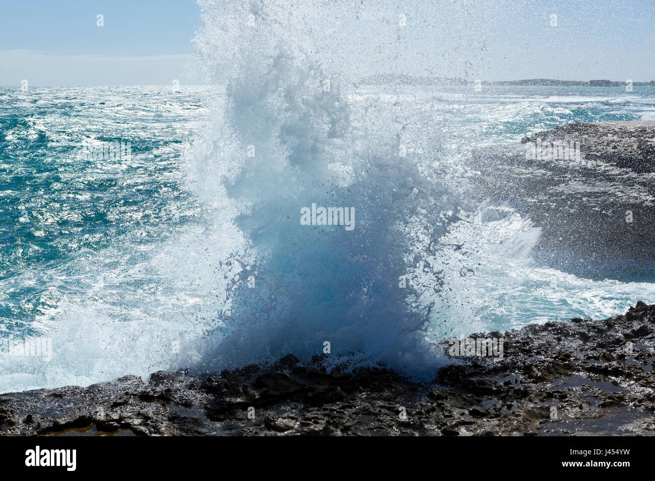 Antigua, Océan Atlantique littoral rocheux avec vagues blanc Banque D'Images