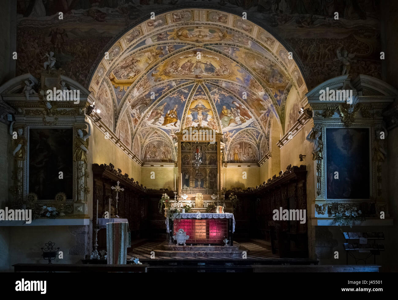 Les belles peintures et fresques du sanctuaire de la Santissima Trinità de Casnigo, Val Seriana, province de Bergame, Lombardie, Italie. Banque D'Images