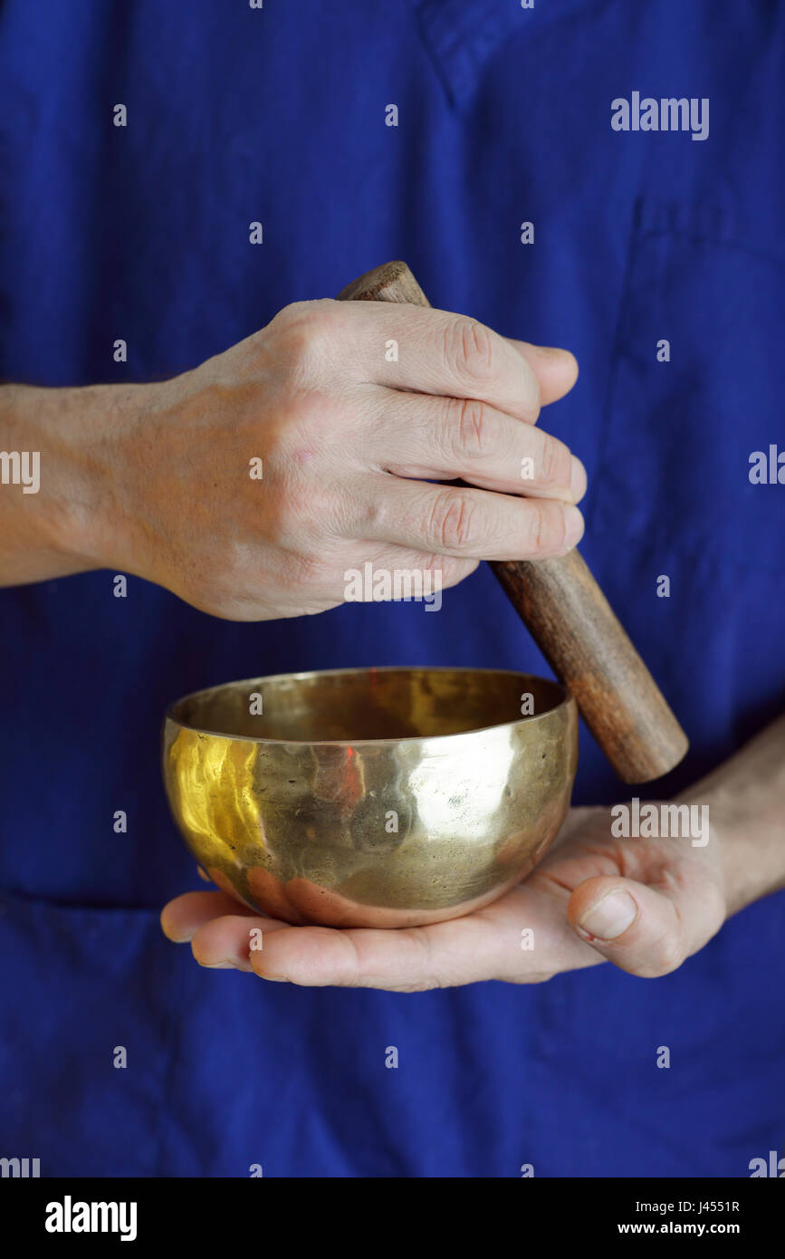 Sound Healer avec bol chantant tibétain closeup Banque D'Images