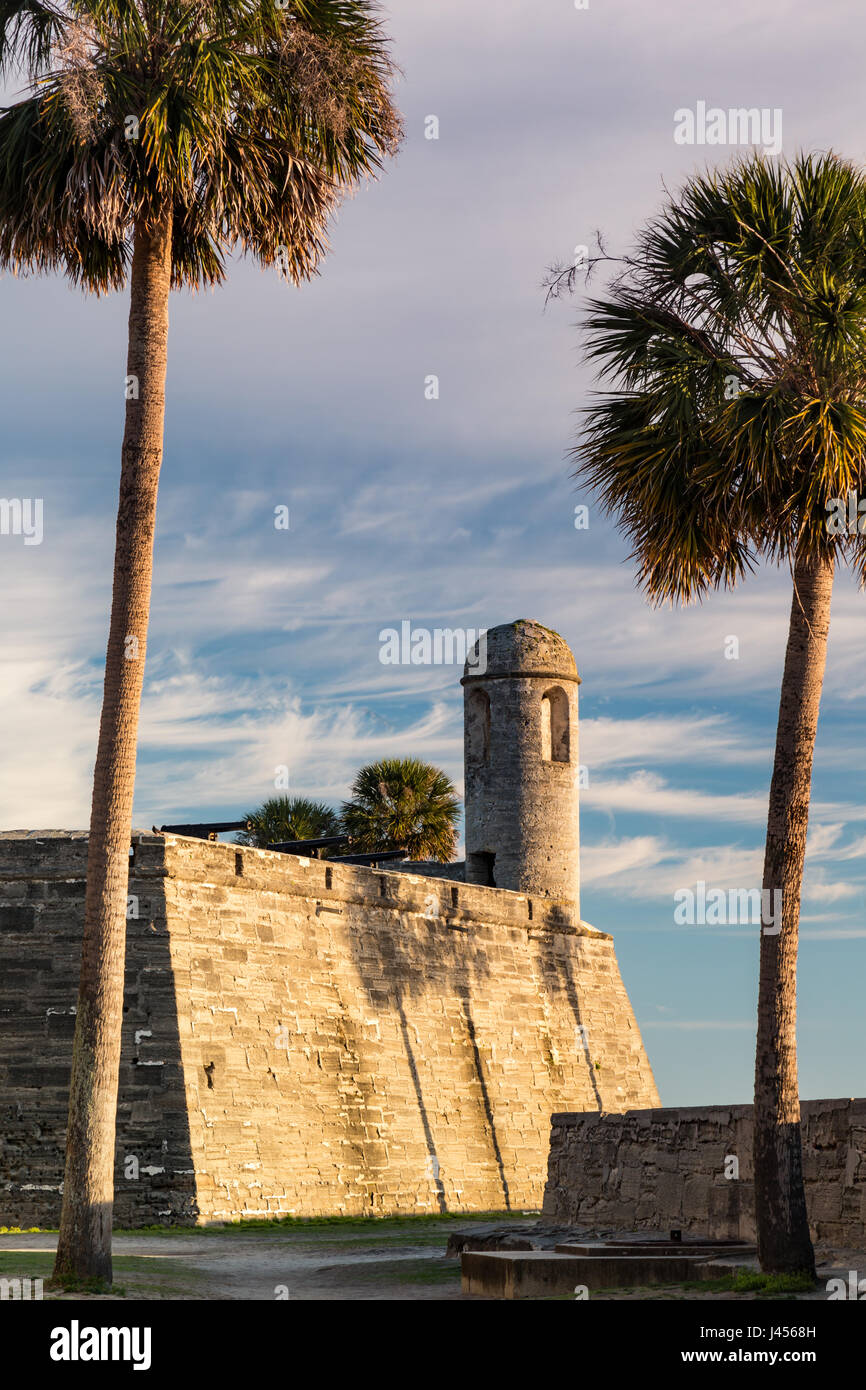 Castillo de San Marcos National Monument baigné de lumière tôt le matin, Saint Augustine, Floride Banque D'Images Castillo de San Marcos National Monument baigné de lumière tôt le matin, Saint Augustine, Floride Banque D'Images