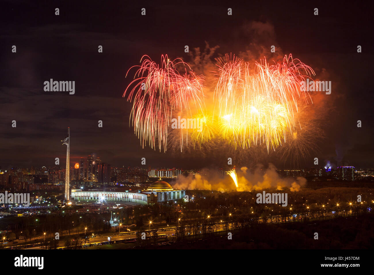 D'artifice lumineux des explosions dans le ciel nocturne au-dessus du parc de la victoire à Moscou, Russie Banque D'Images