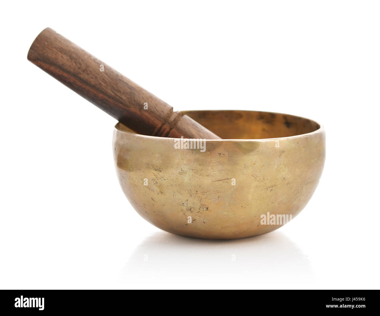 Bol chantant tibétain fabriqué avec stick isolé sur fond blanc Banque D'Images