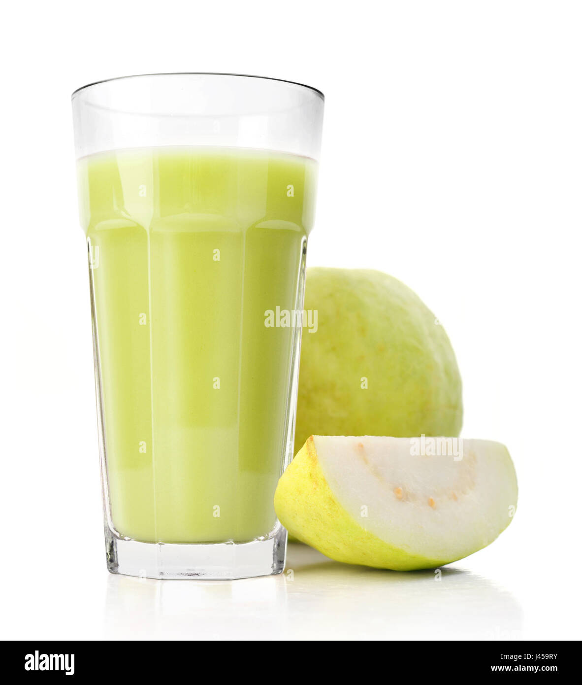 Verre de Smoothie Goyave goyave avec fruit isolé sur fond blanc Banque D'Images