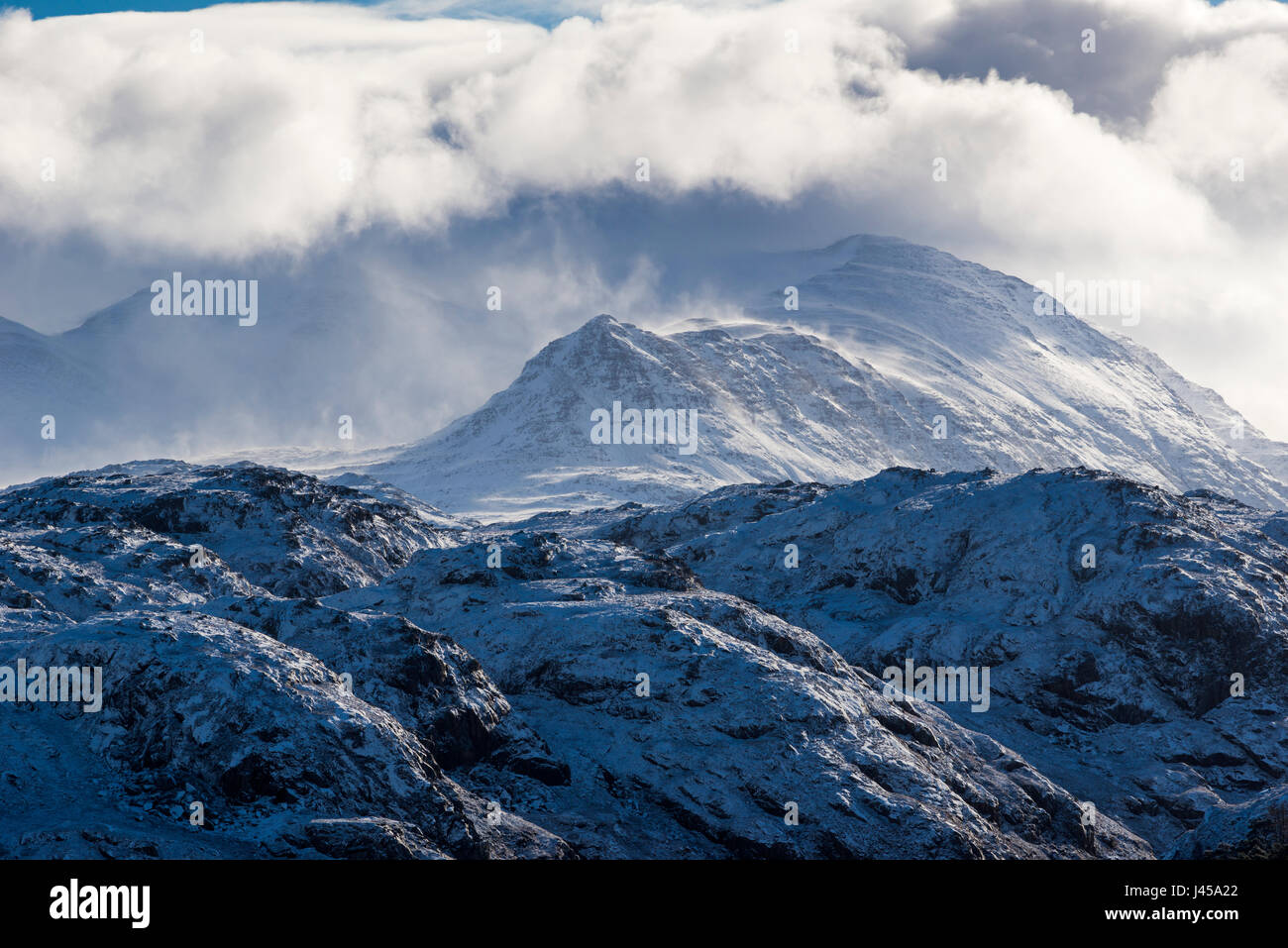 Beinn Dearg Mhor recouverte de neige et les nuages bas, Wester Ross, Scotland Banque D'Images