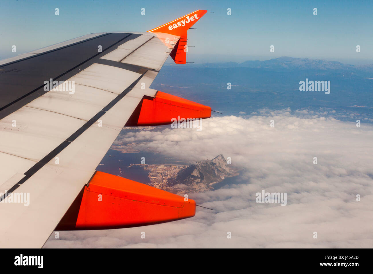 Une vue aérienne du rocher de Gibraltar poussant hors de vol à basse altitude des nuages en vu d'un avion Easy Jet siège fenêtre sur sa façon de Tanger. Banque D'Images