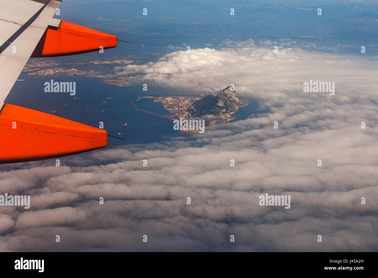 Une vue aérienne du rocher de Gibraltar poussant hors de vol à basse altitude des nuages en vu d'un avion Easy Jet siège fenêtre sur sa façon de Tanger. Banque D'Images