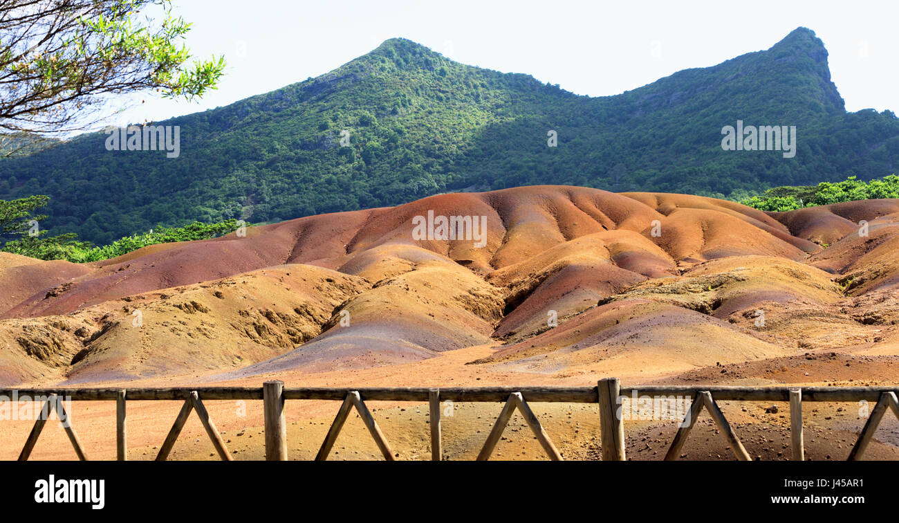 L'île Maurice. Mascareignes. Près de Chamarel. Terres de sept couleurs. Terres de couleur de Chamarel. Les différentes couleurs de l'exploitation des sables bitumineux sont le résultat Banque D'Images