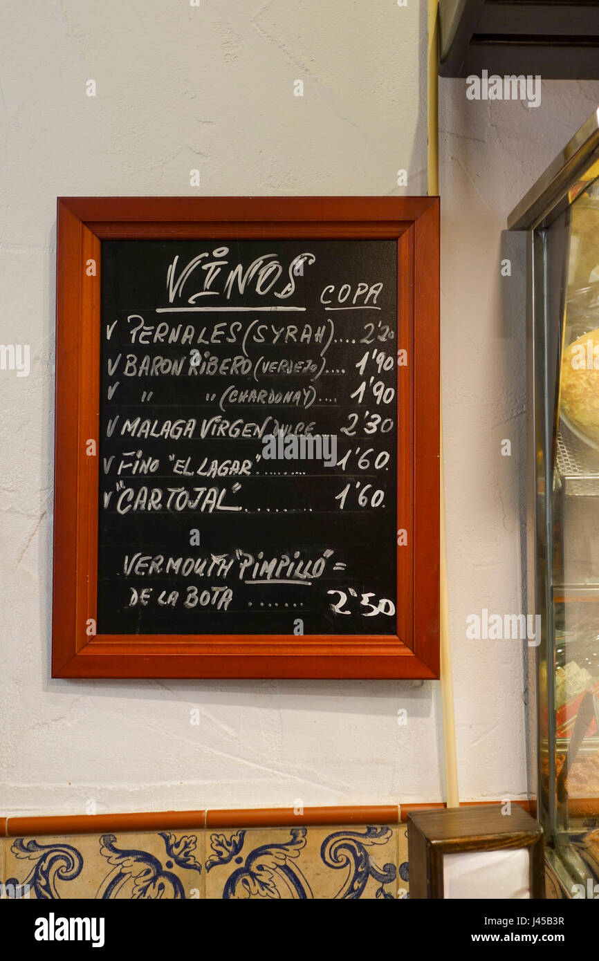 El Pimpi, tableau de craie avec carte des vins dans le bar espagnol, restaurant, El Pimpi, Malaga, Andalousie, Espagne Banque D'Images