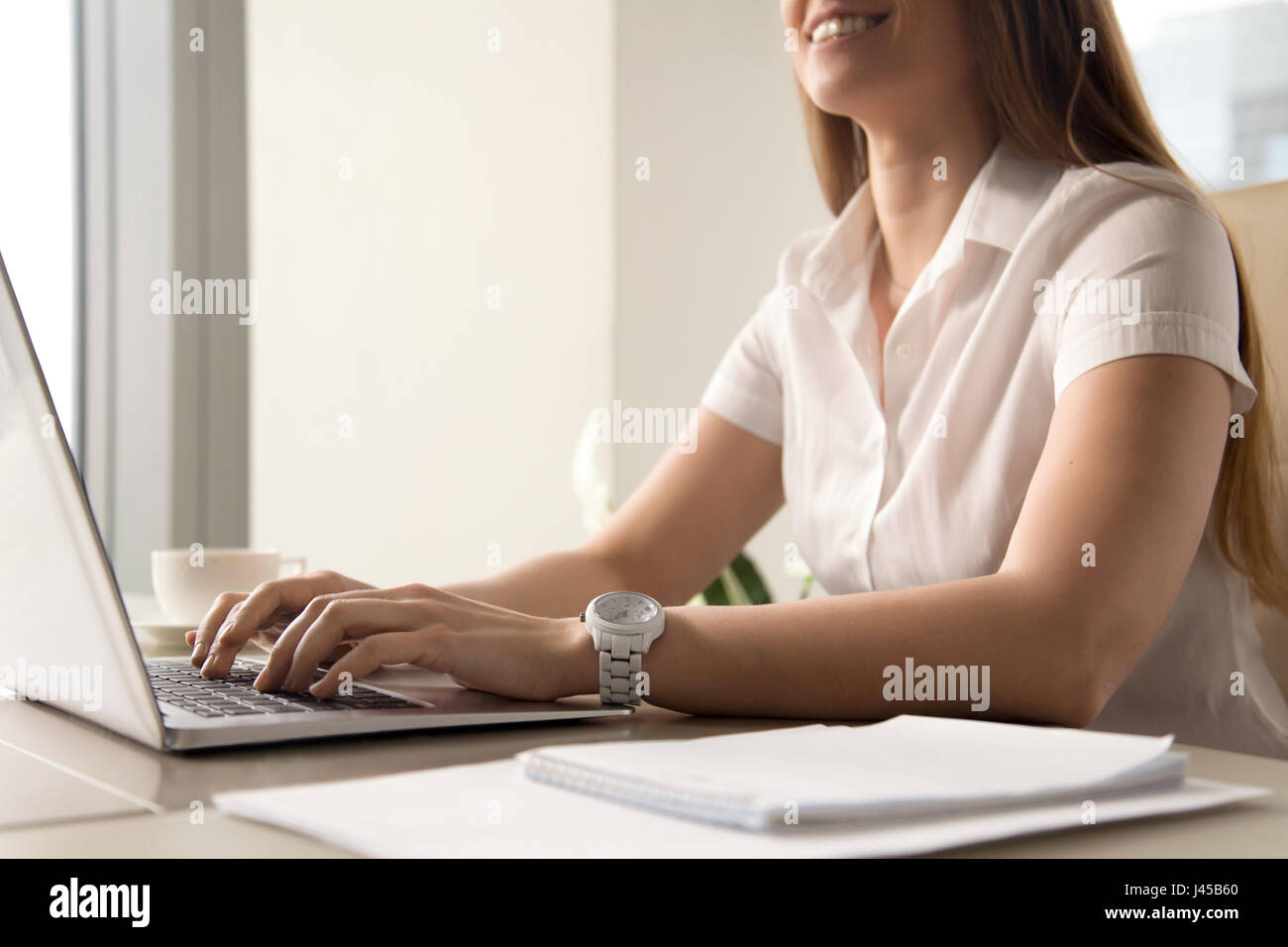 La photo en gros plan de mains de womans typing on laptop Banque D'Images