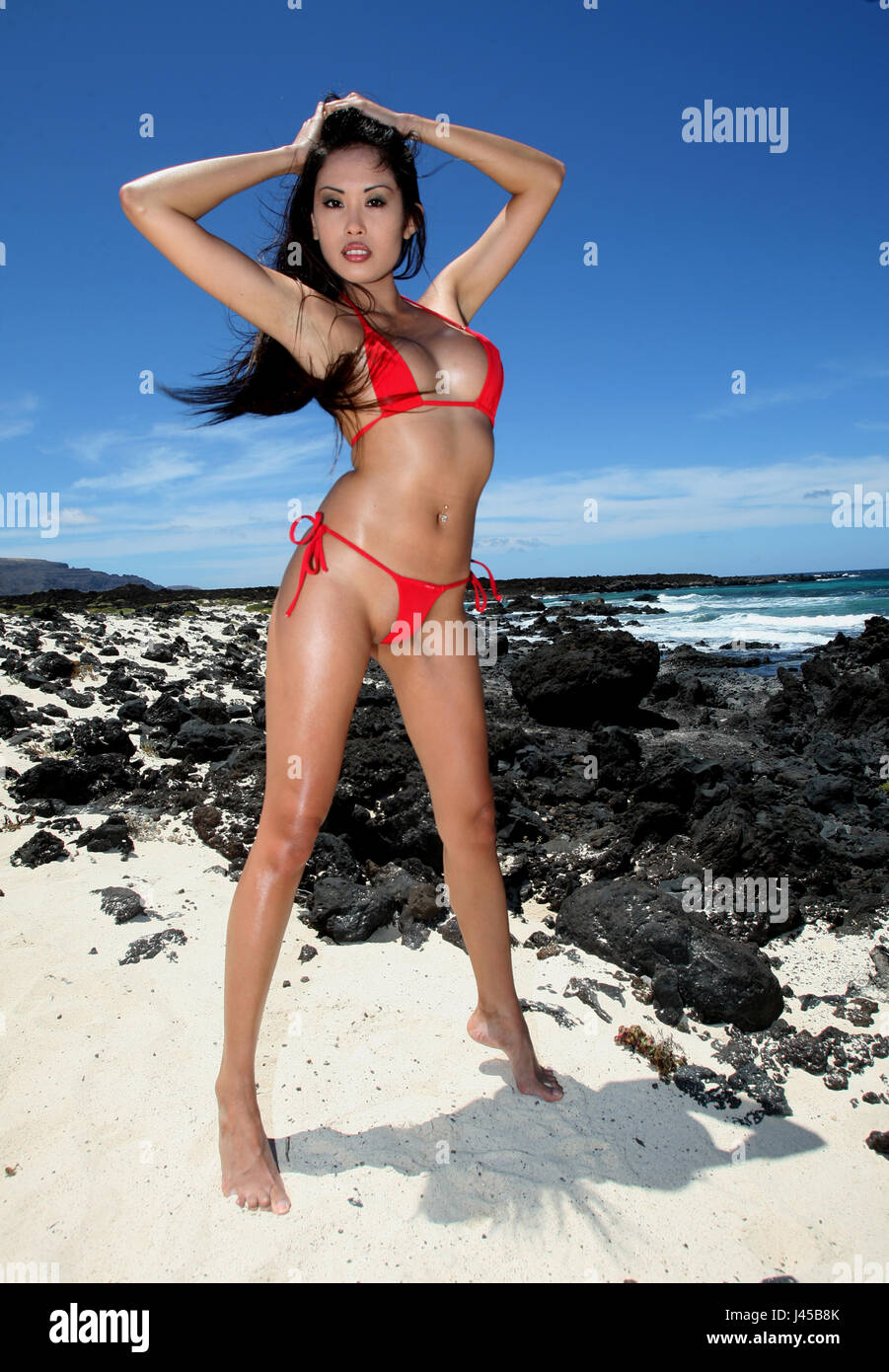 Une jolie jeune femme asiatique dans un bikini rouge profitez de la plage  Photo Stock - Alamy