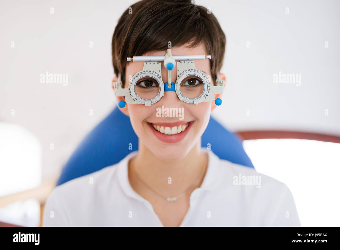 Belle femme de faire l'essai d'oeil avec l'optométriste dans medical center Banque D'Images