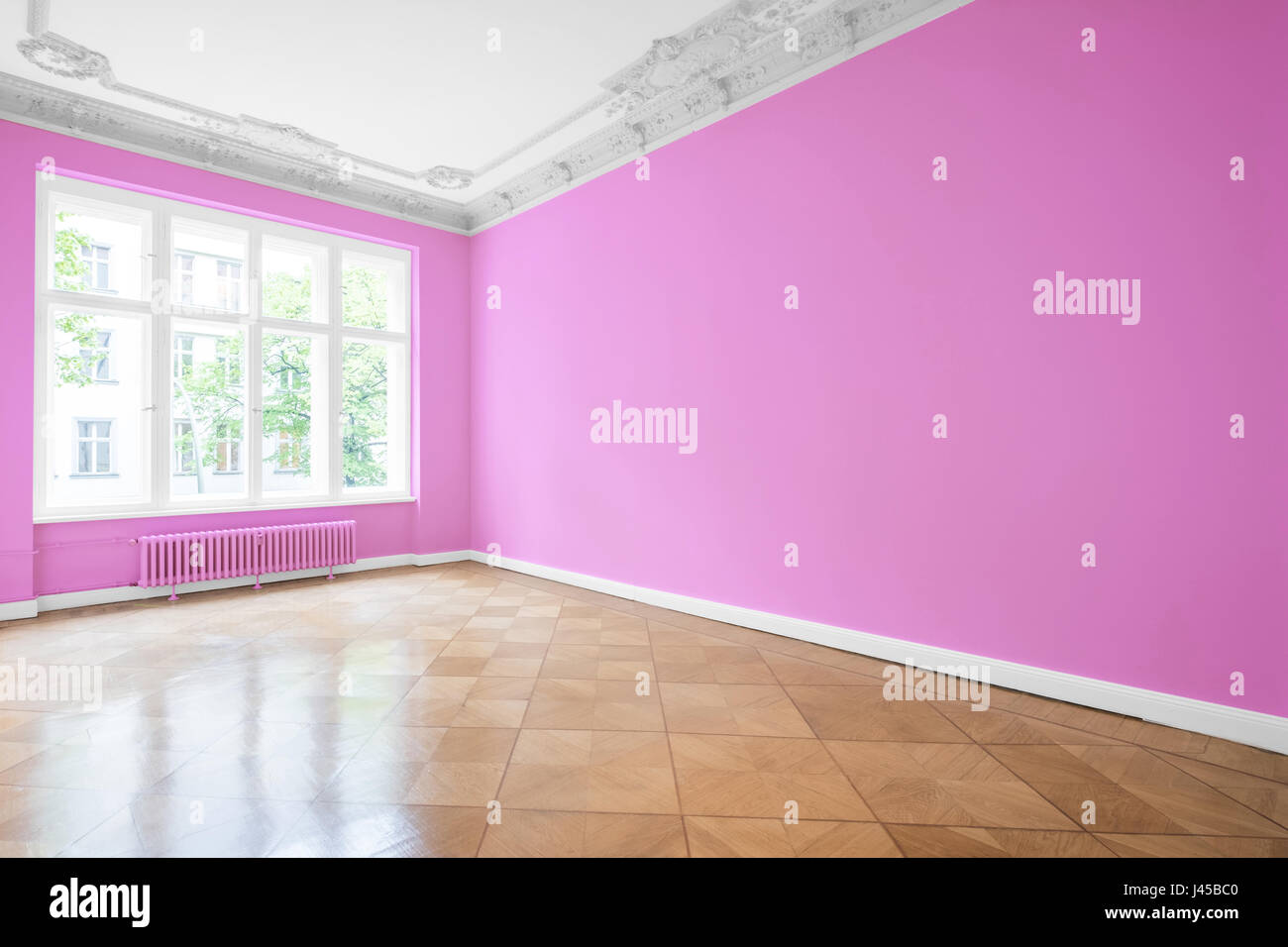 Salle vide dans nouvel appartement après rénovation - murs peints en rose et parquet Banque D'Images