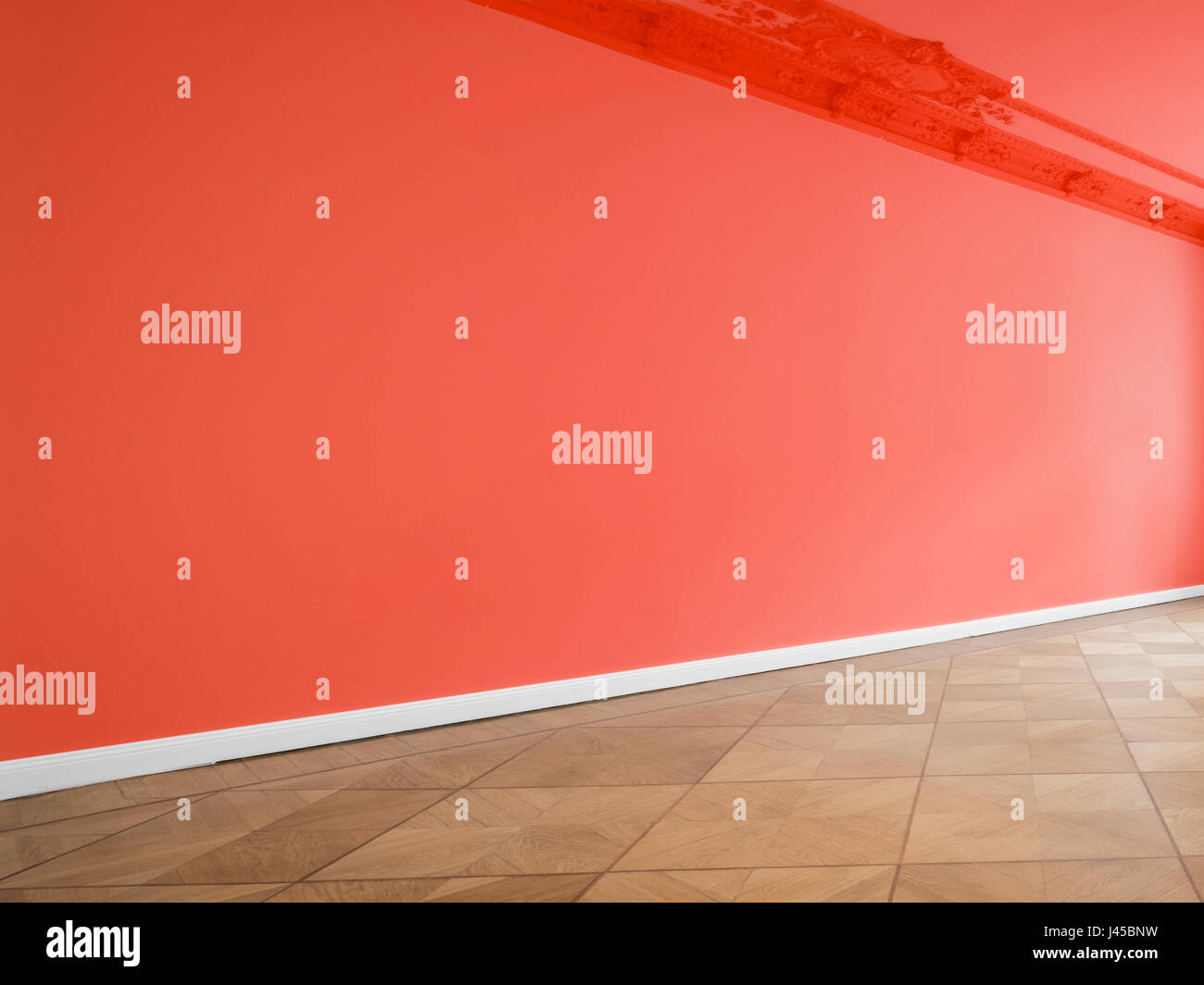 Mur rouge contexte en salle vide avec plancher en bois Banque D'Images