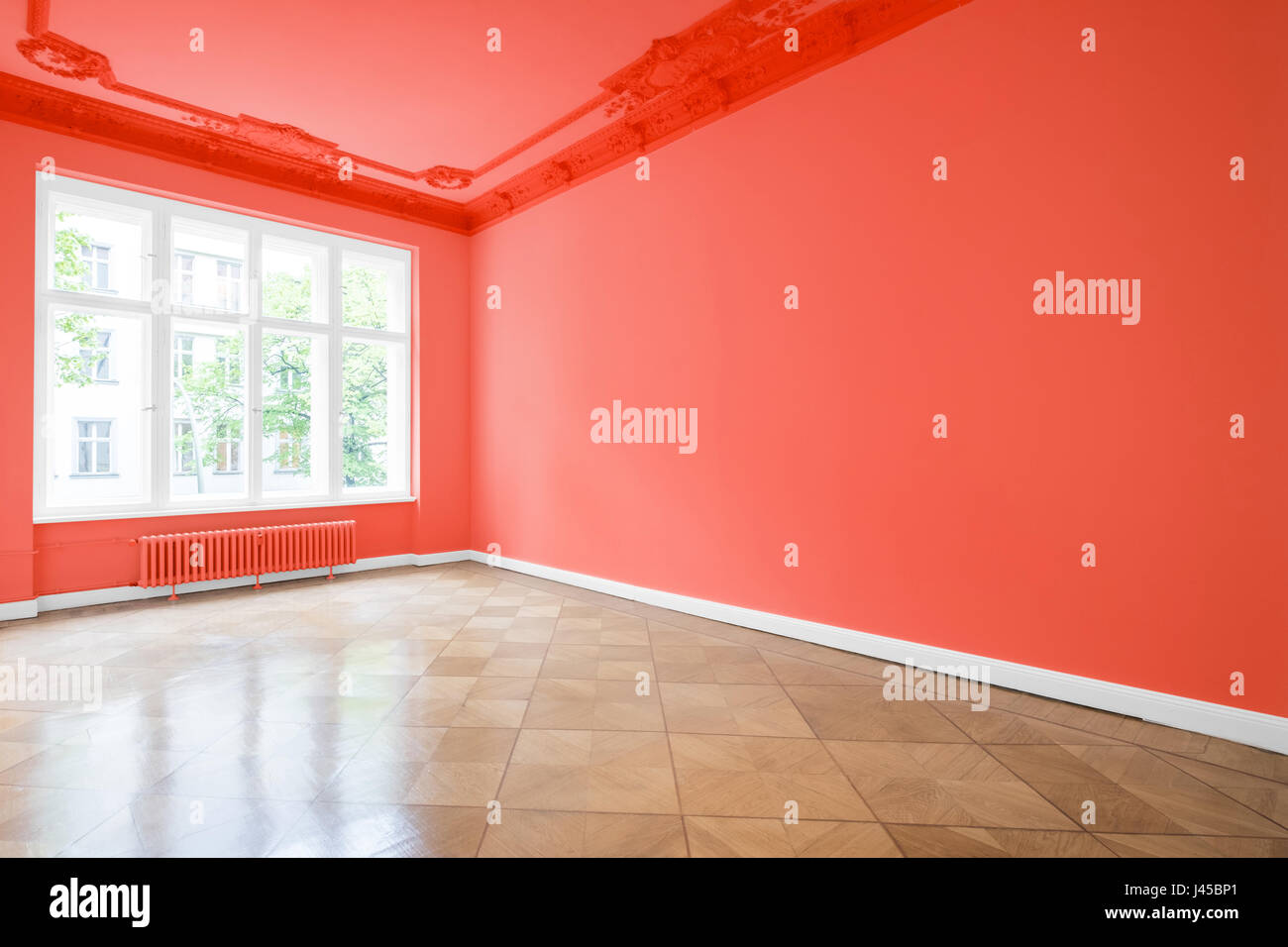 Salle vide dans nouvel appartement aux murs rouges et parquet Banque D'Images