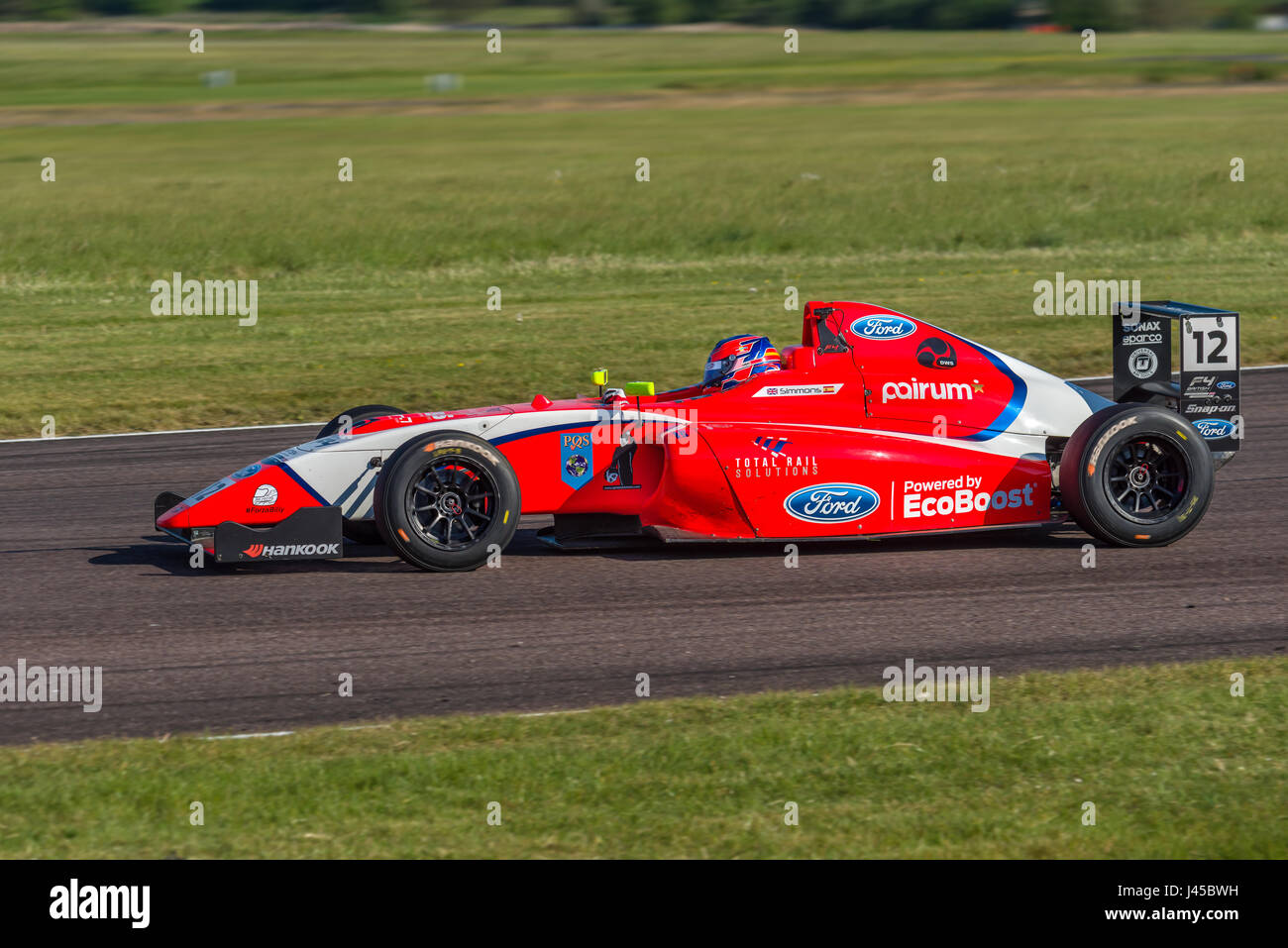 Pilote de course de Formule 4 Ayrton Simmons en compétition au circuit de Thruxton, Hampshire, le dimanche 7 mai 2017. Banque D'Images