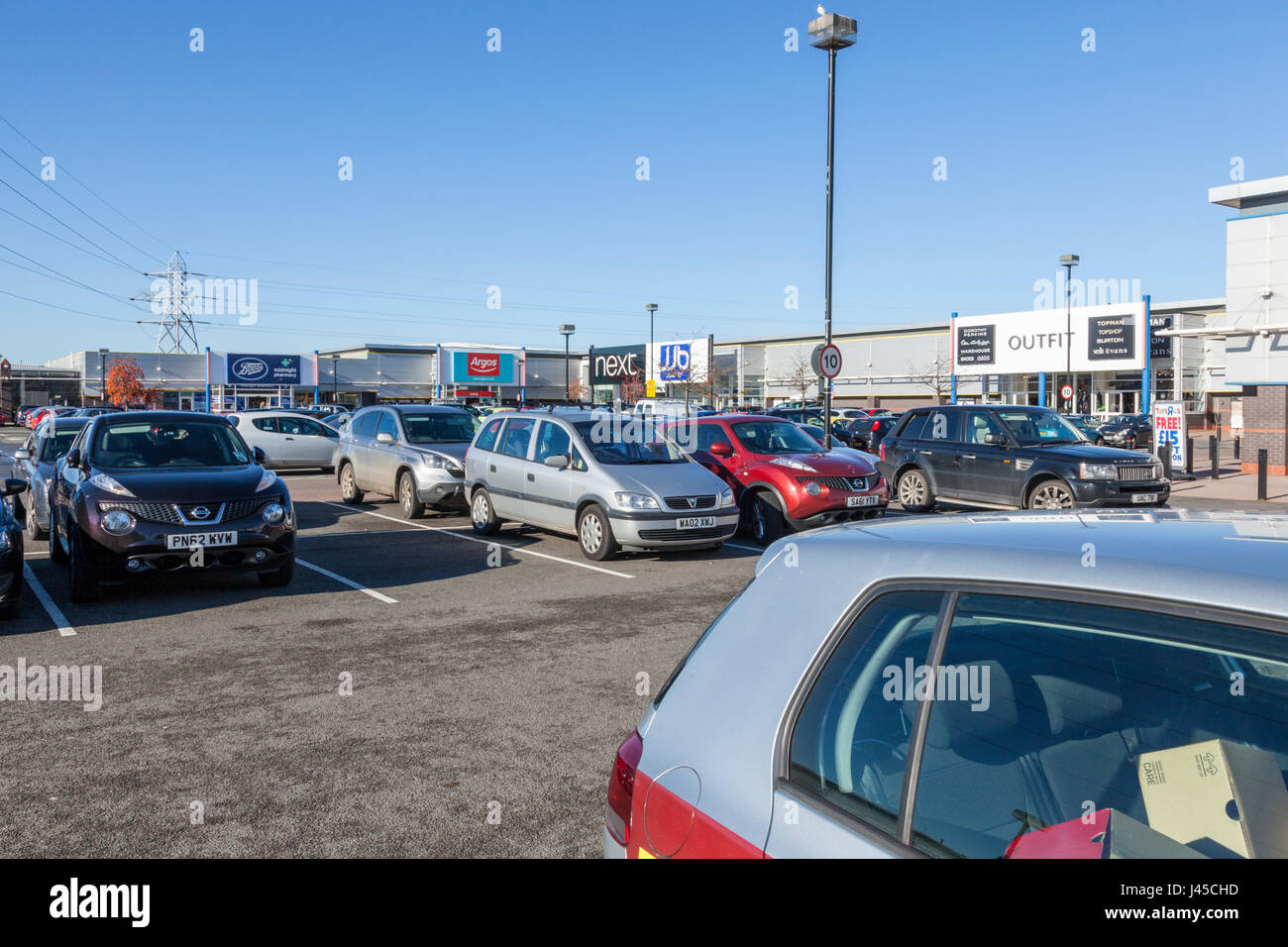 Parking voiture et les magasins de détail au Riverside Park, Nottingham, England, UK Banque D'Images