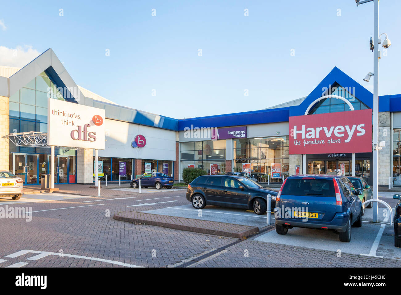 Les magasins de meubles : Harveys et DFS store côté l'une de l'autre au château de plaisance Retail Park, Nottingham, England, UK Banque D'Images
