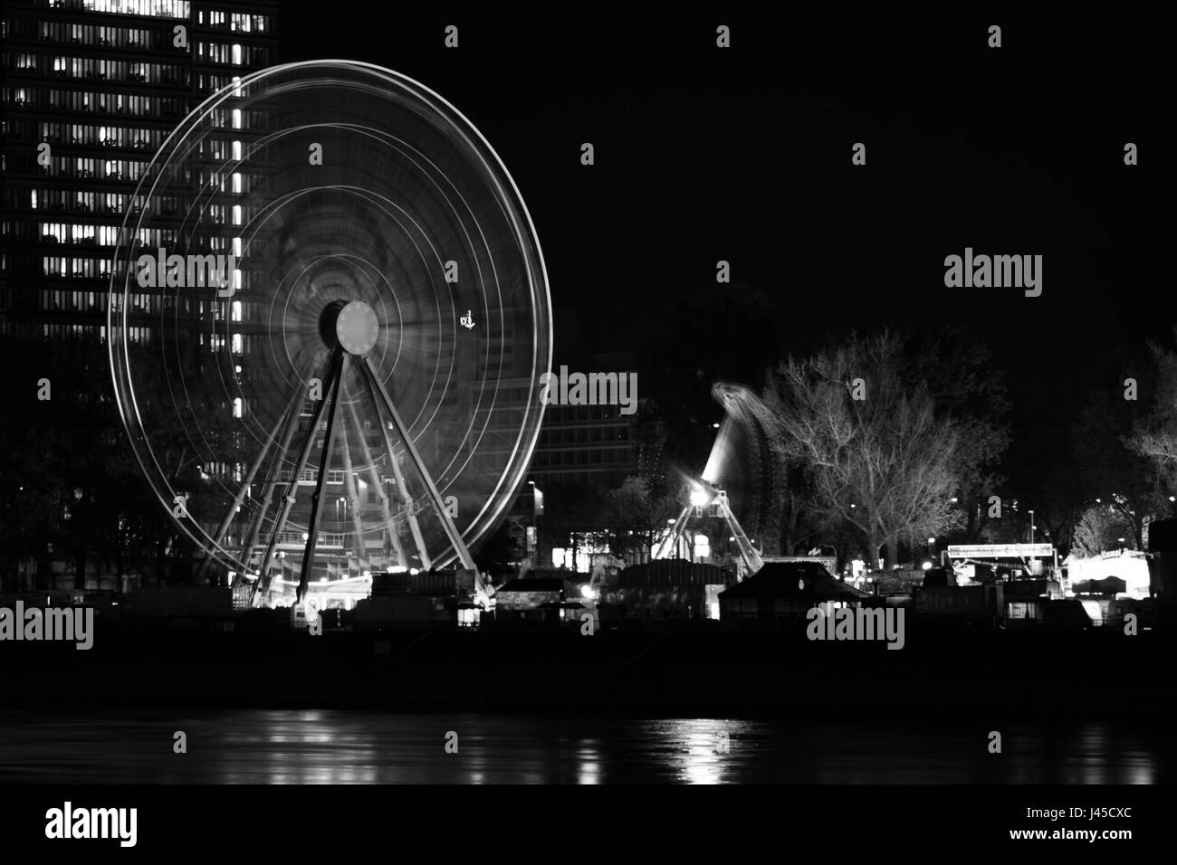 Grande roue noir et blanc la nuit Banque D'Images
