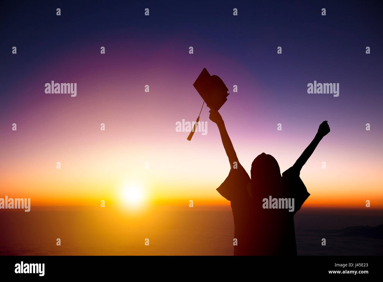 Silhouette de célébrer l'obtention du diplôme aux étudiants de regarder la lumière du soleil Banque D'Images