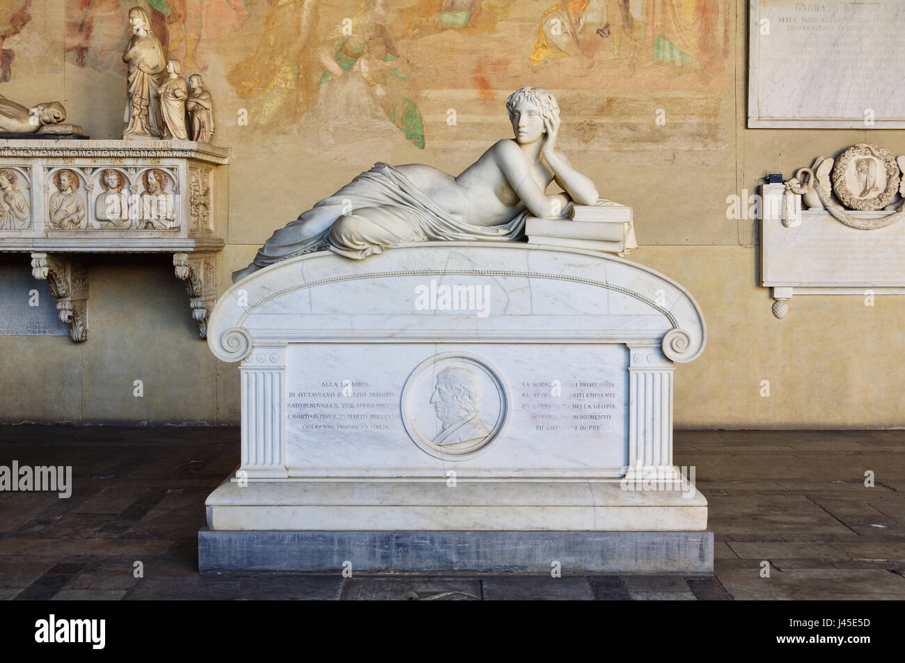 La figure allégorique de la science sur le sarcophage de la fin de l'astronome et physicien Ottaviano-Fabrizio Mossoti dans le Camposanto Banque D'Images