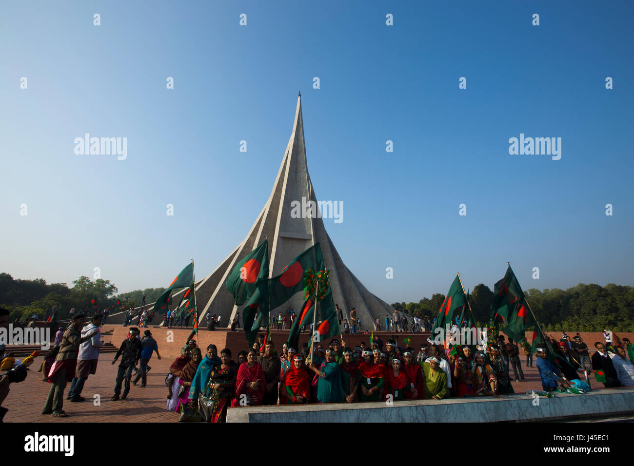 Les gens rendent hommage au National Memorial Tower ou Jatiya Smriti Shoudha à Savar sur jour de la victoire. Dhaka, Bangladesh. Banque D'Images