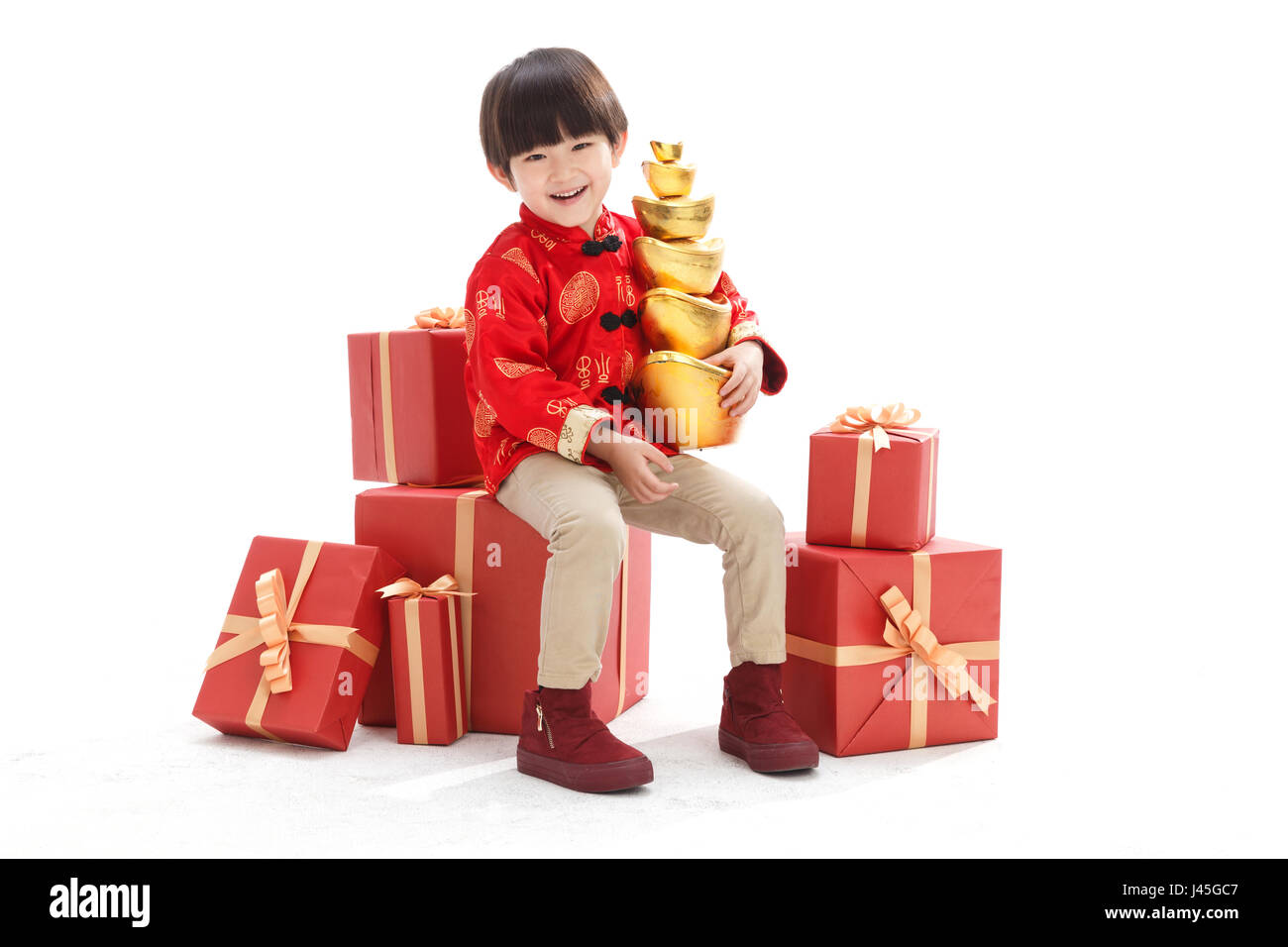 Cute little boy holding gold Banque D'Images