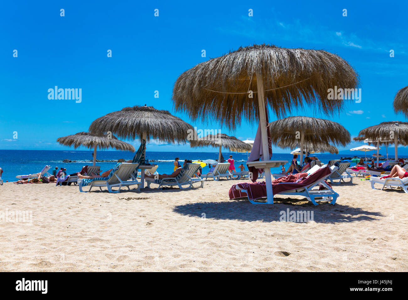 Parasols sur la plage Playa del Duque à Tenerife, Espagne Banque D'Images