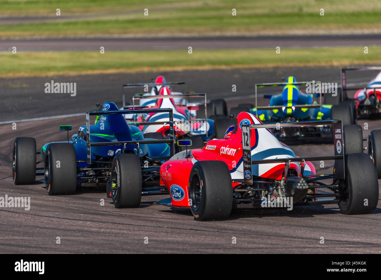Pilote de course de Formule 4 Ayrton Simmons en compétition au circuit de Thruxton, Hampshire, le dimanche 7 mai 2017. Banque D'Images