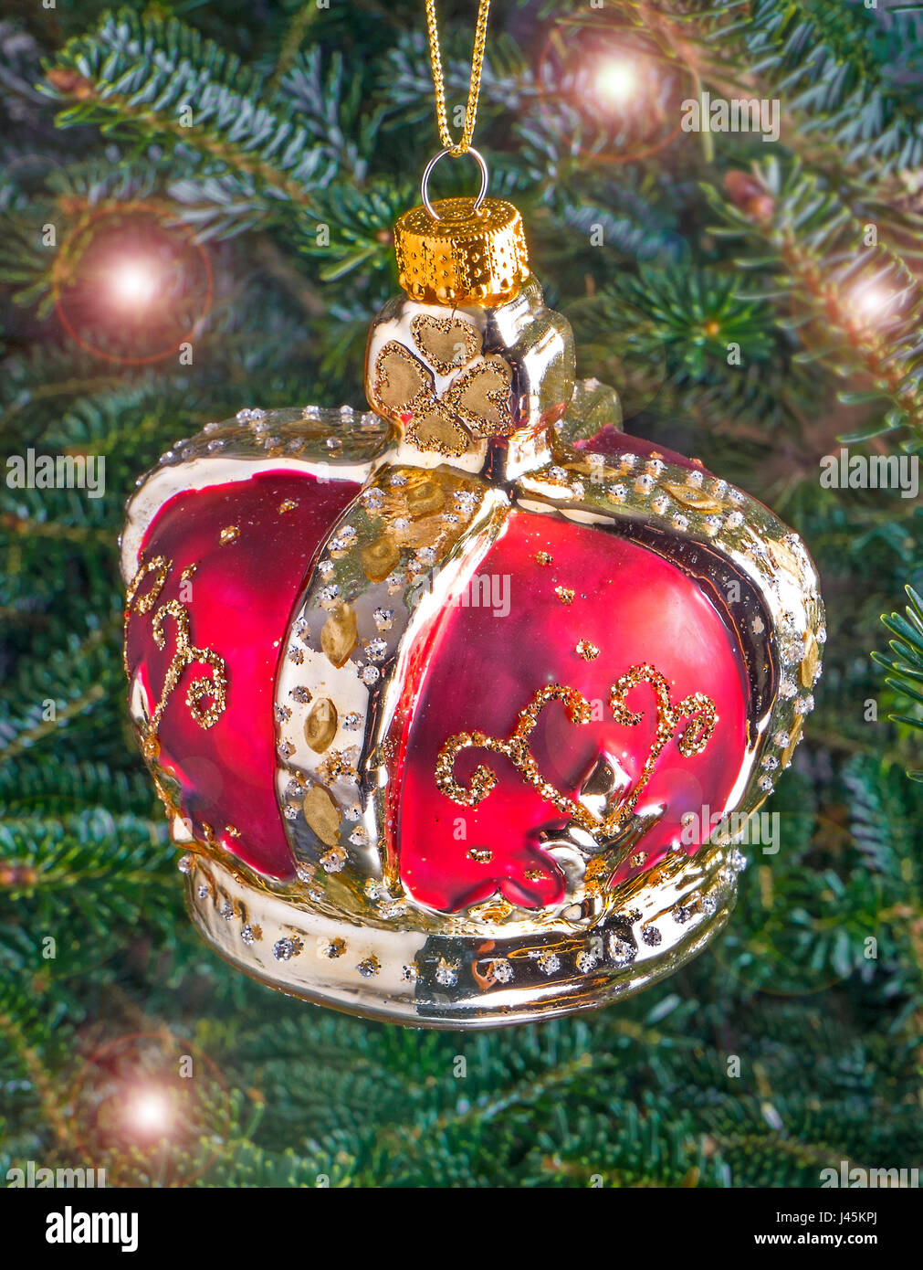 Boule de Noël suspendu à un arbre dans la forme d'une couronne royale Banque D'Images