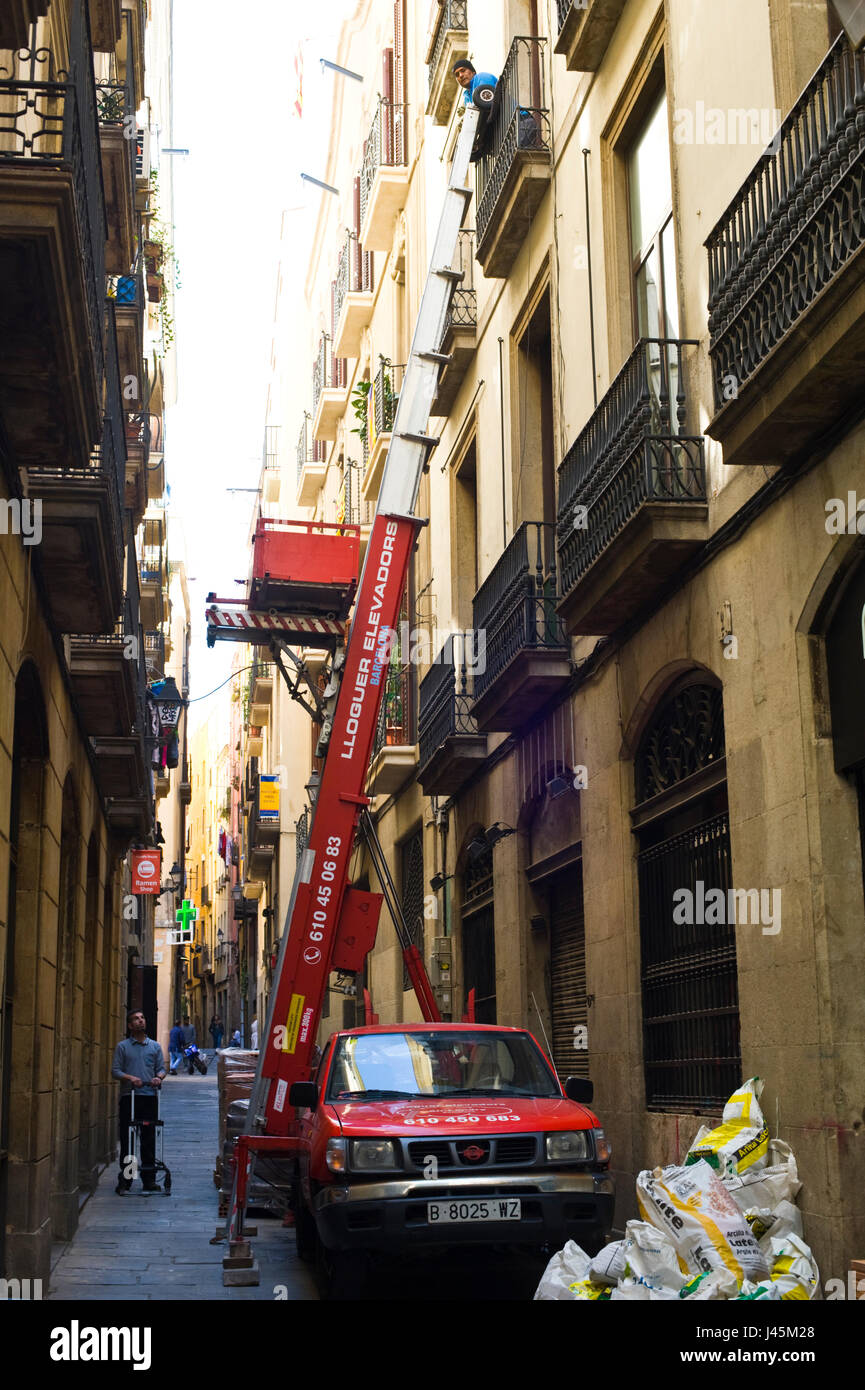 Ascenseur mobile utilisé pour le transport des matériaux de construction  afin dappartement à Barcelone Espagne ES EU Photo Stock - Alamy