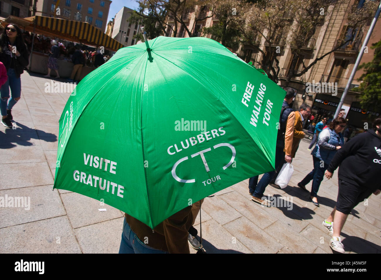 Walking Tour Gratuit guide sous parapluie dans Barcelone Espagne ES EU Banque D'Images