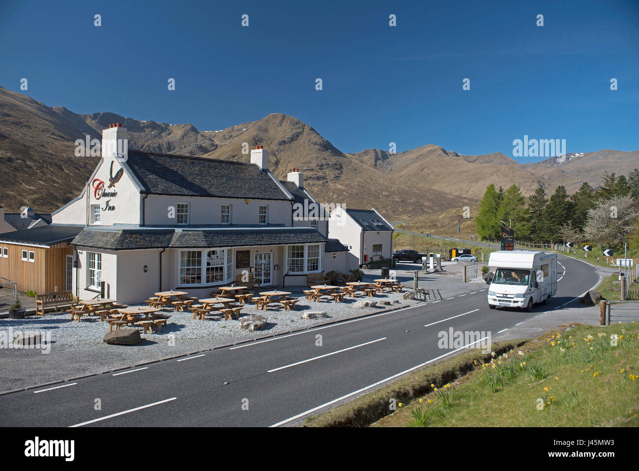 L'hôtel Lodge Cluanie sur l'A87 à mi-chemin sur la route Glen Sheil, en route vers la région des Highlands en pont Sheil, en Écosse. Banque D'Images