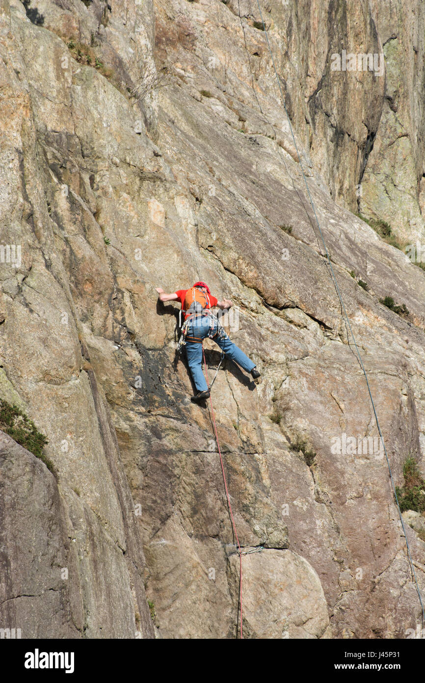 Rock climber sur Clogwyn Grochan y dans le côté nord de l'Llanberis Pass. Traduit - falaise du chaudron, bien qu'il est également connu comme le moindre Banque D'Images