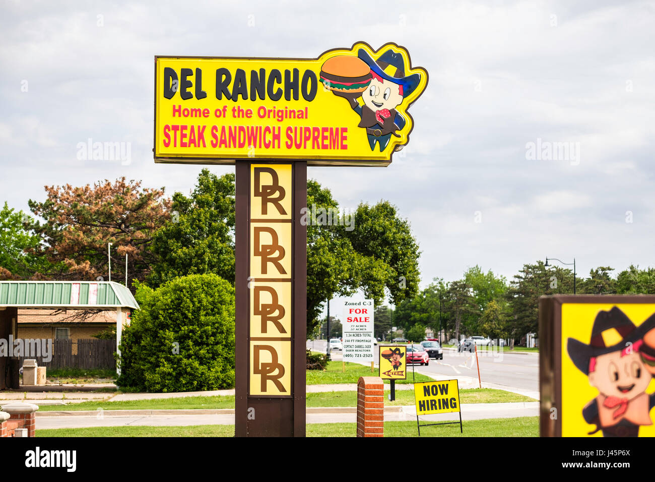 Le panneau publicitaire de Del Rancho Drive in, servant des sandwichs steak à Oklahoma City, Oklahoma, USA. Banque D'Images