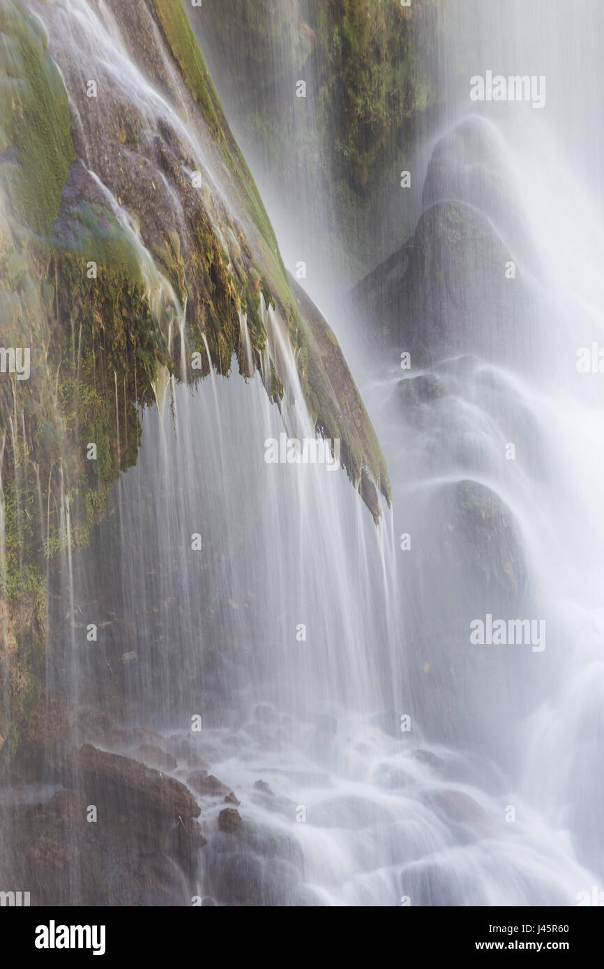 Une carte en vue d'exposition longue, d'une cascade, avec des rayures blanches de l'eau et les roches. Banque D'Images