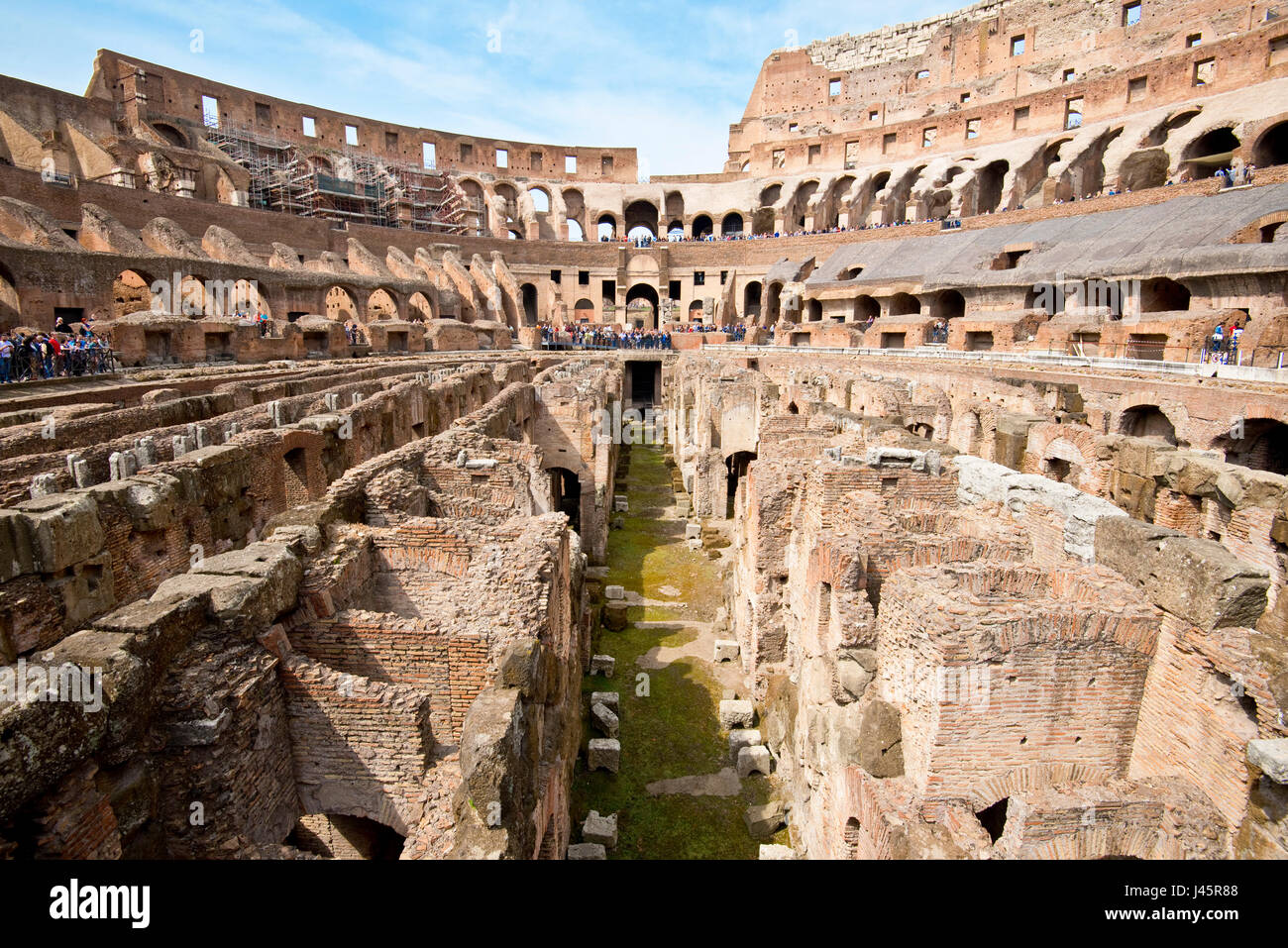 Un grand angle vue de l'intérieur de l'amphithéâtre à l'intérieur du Colisée avec les touristes visiteurs sur une journée ensoleillée avec ciel bleu prises à partir du sol. Banque D'Images