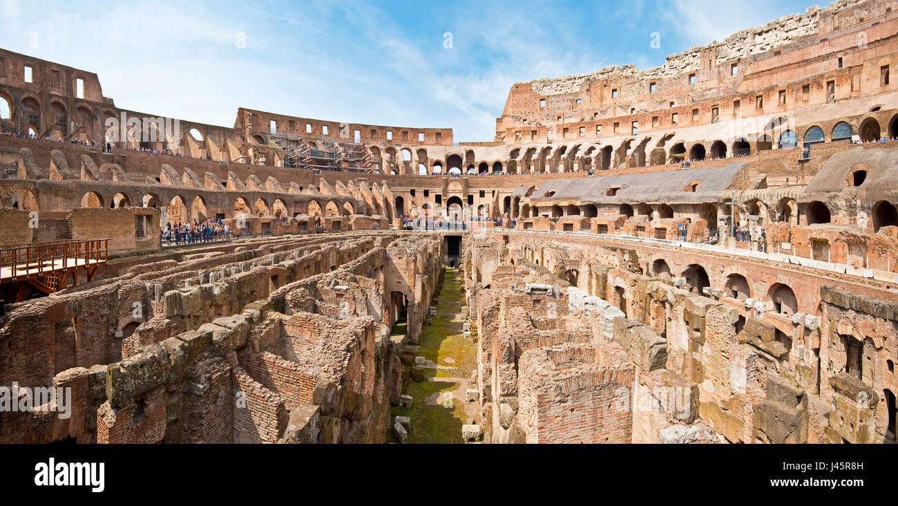 Photo 2 une croix vue panoramique vue de l'intérieur de l'amphithéâtre à l'intérieur du Colisée avec les touristes visiteurs sur une journée ensoleillée avec bleu. Banque D'Images