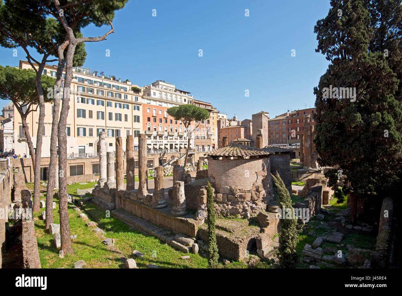 Largo di Torre Argentina à Rome lors d'une journée ensoleillée avec ciel bleu. Banque D'Images