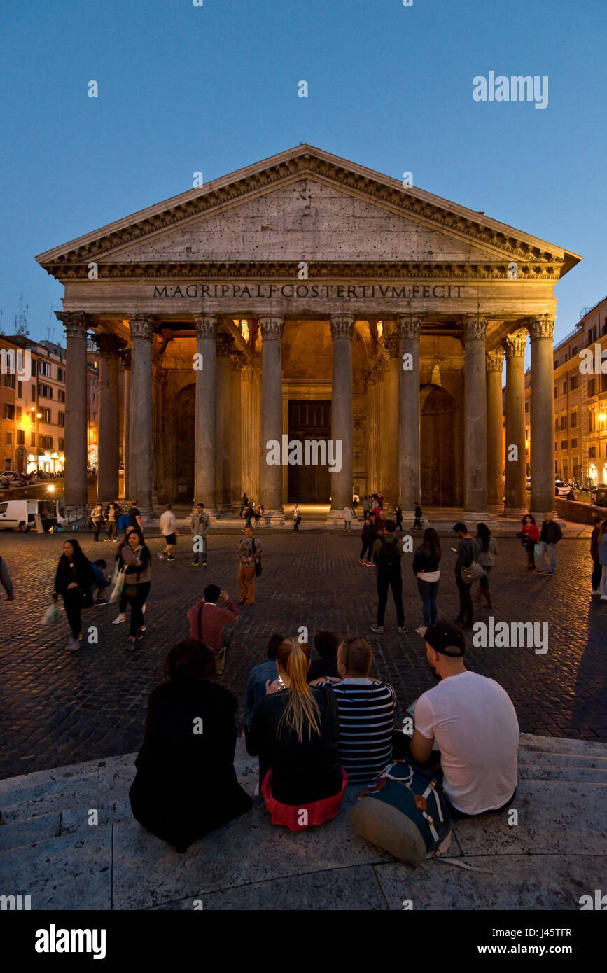 Une vue extérieure de touristes visiteurs devant le Panthéon de Rome la nuit, le soir, au crépuscule. Banque D'Images