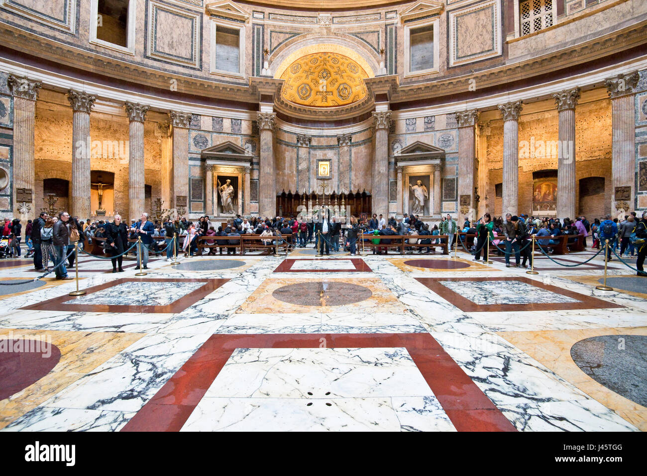 L'intérieur de touristes visitant les visiteurs à l'intérieur du Panthéon de Rome. Banque D'Images