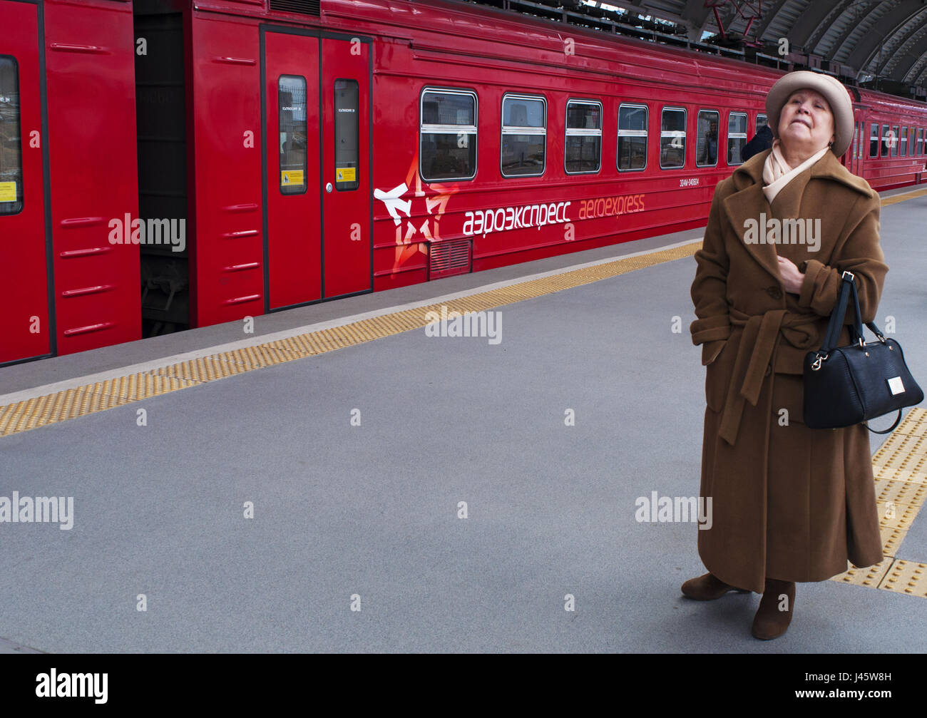 Une vieille femme russe en attente de départ avec le train Aeroexpress de rouge, la seule liaison ferroviaire entre l'aéroport Domodedovo à le centre de Moscou Banque D'Images