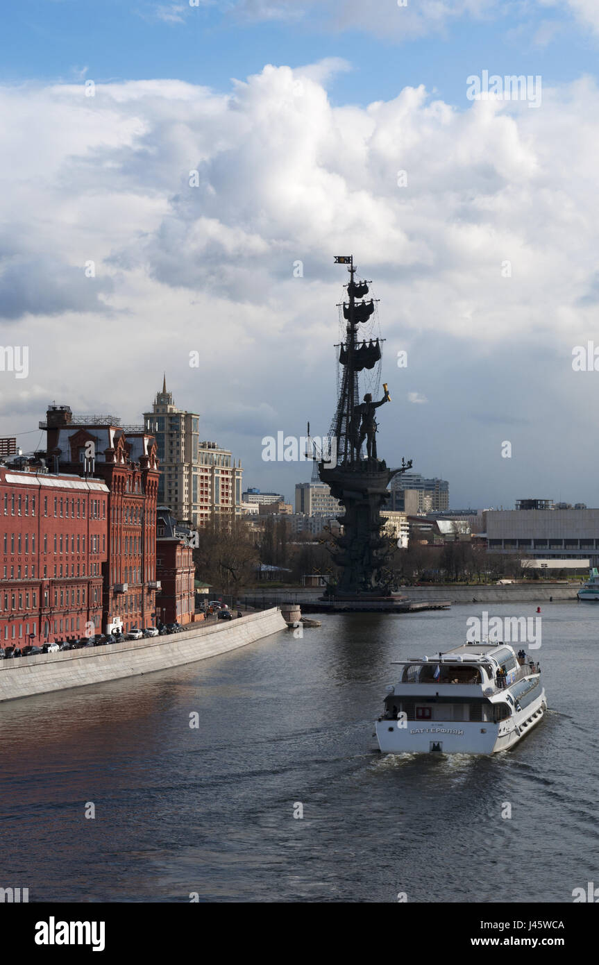 Moscou : une croisière sur la Moskova et voir la grande statue de pierre, de 98 mètres, monument fait par Zurab Tsereteli à commémorer la marine russe Banque D'Images